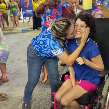 Publicação de Jussara Sales sobre Flávio Bolsonaro em 18/10/2026