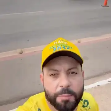 Publicação de Carlinhos do Aparecido sobre Flávio Bolsonaro em 19/10/2026