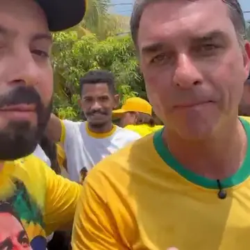 Publicação de Carlinhos do Aparecido sobre Flávio Bolsonaro em 19/10/2026