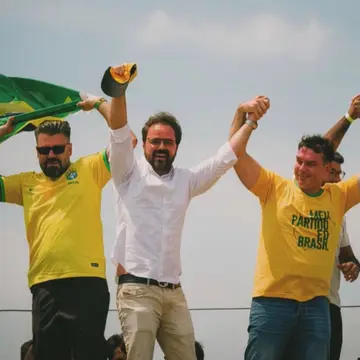 Publicação de Toni Cunha sobre Flávio Bolsonaro em 19/10/2026