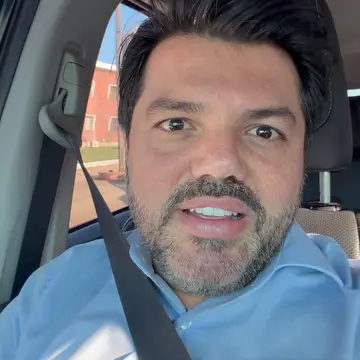 Publicação de Marcio Correa sobre Flávio Bolsonaro em 19/10/2026