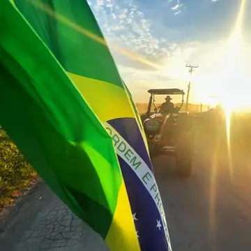 Publicação de Juliana Maciel sobre Flávio Bolsonaro em 19/10/2026