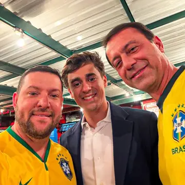 Publicação de Pedro Paulo Quinzinho sobre Flávio Bolsonaro em 19/10/2026