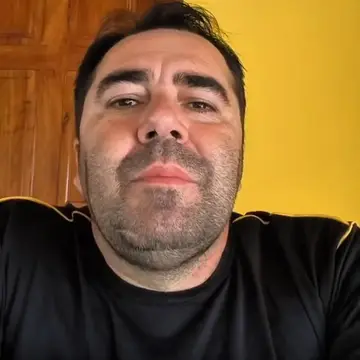 Publicação de Claudinei Clemente sobre Flávio Bolsonaro em 20/10/2026