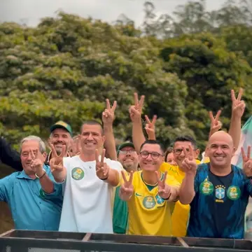 Publicação de Johnny Maycon sobre Flávio Bolsonaro em 20/10/2026