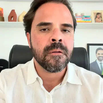 Publicação de Toni Cunha sobre Flávio Bolsonaro em 20/10/2026