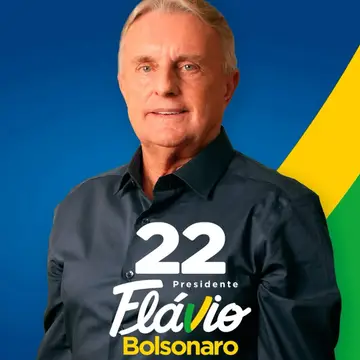 Publicação de Adelmo sobre Flávio Bolsonaro em 20/10/2026