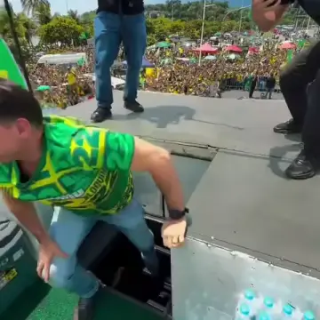 Publicação de Carlos Augusto sobre Flávio Bolsonaro em 17/10/2026