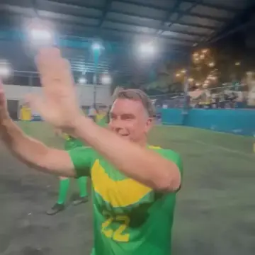 Publicação de Carlos Augusto sobre Flávio Bolsonaro em 16/10/2026
