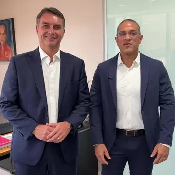 Publicação de Arthur Henrique sobre Flávio Bolsonaro em 09/10/2026