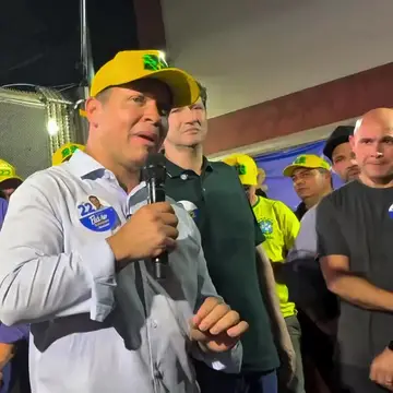 Publicação de Claudio Ferreira sobre Flávio Bolsonaro em 14/10/2026