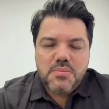 Publicação de Marcio Correa sobre Flávio Bolsonaro em 16/10/2026