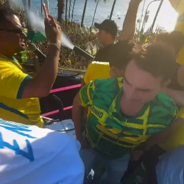 Publicação de Carlos Augusto sobre Flávio Bolsonaro em 17/10/2026