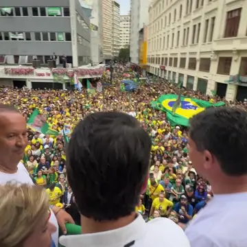 Publicação de Eduardo Pimentel sobre Flávio Bolsonaro em 17/10/2026