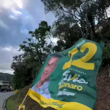 Publicação de Johnny Maycon sobre Flávio Bolsonaro em 18/10/2026