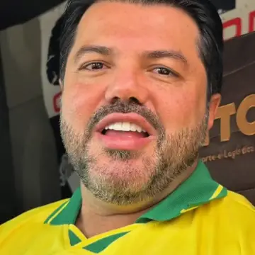 Publicação de Marcio Correa sobre Flávio Bolsonaro em 19/10/2026