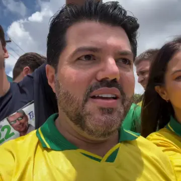 Publicação de Marcio Correa sobre Flávio Bolsonaro em 19/10/2026