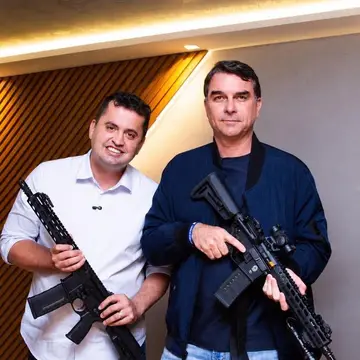 Publicação de Netinho Reis sobre Flávio Bolsonaro em 19/10/2026